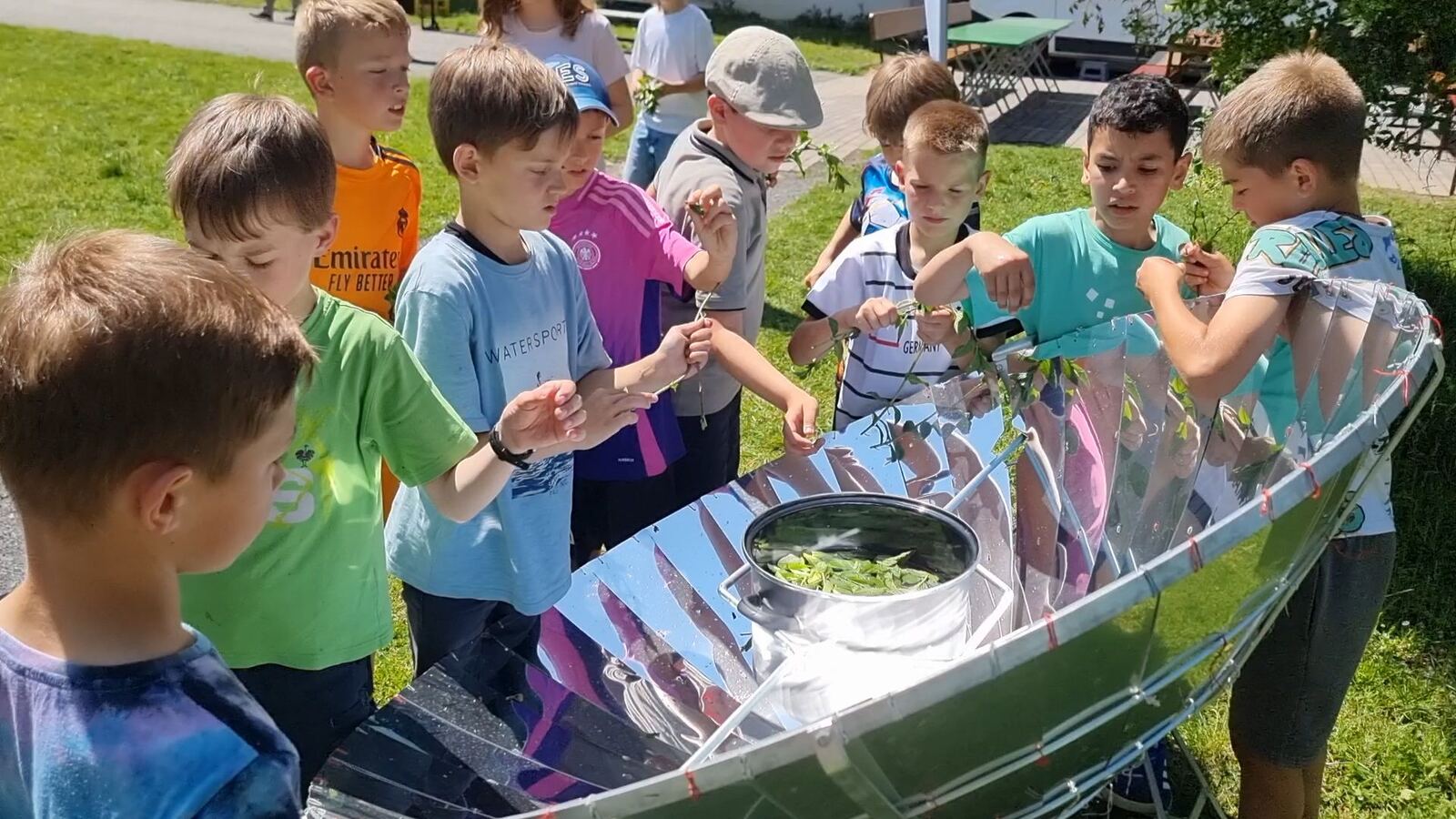 Kinder kochen mit einem Sonnenkocher bei Energie erleben